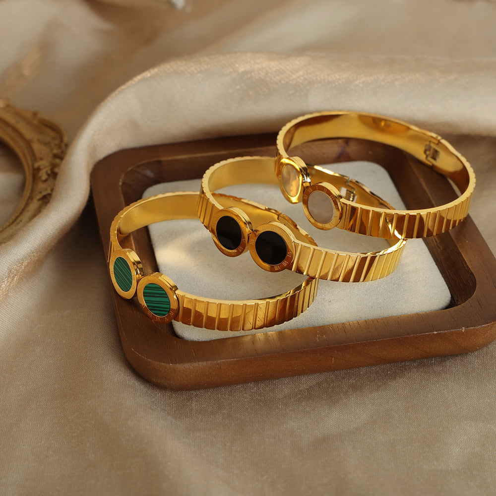 ADJUSTABLE BRACELET WITH NICHE OPENING