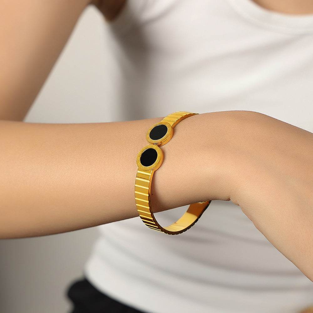 ADJUSTABLE BRACELET WITH NICHE OPENING