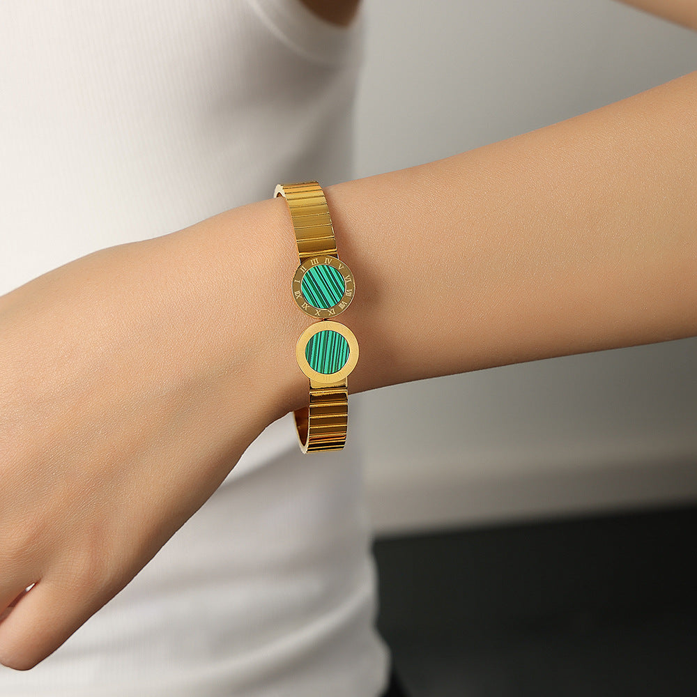 ADJUSTABLE BRACELET WITH NICHE OPENING