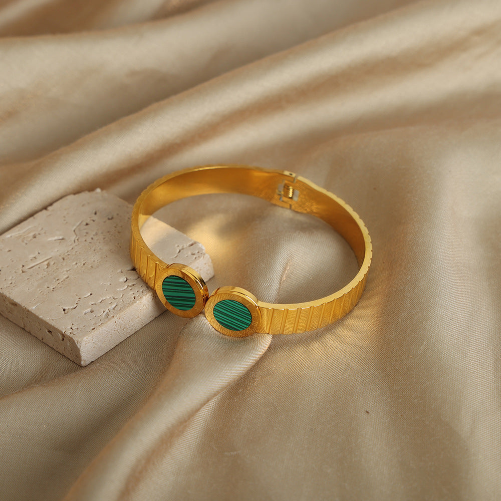 ADJUSTABLE BRACELET WITH NICHE OPENING