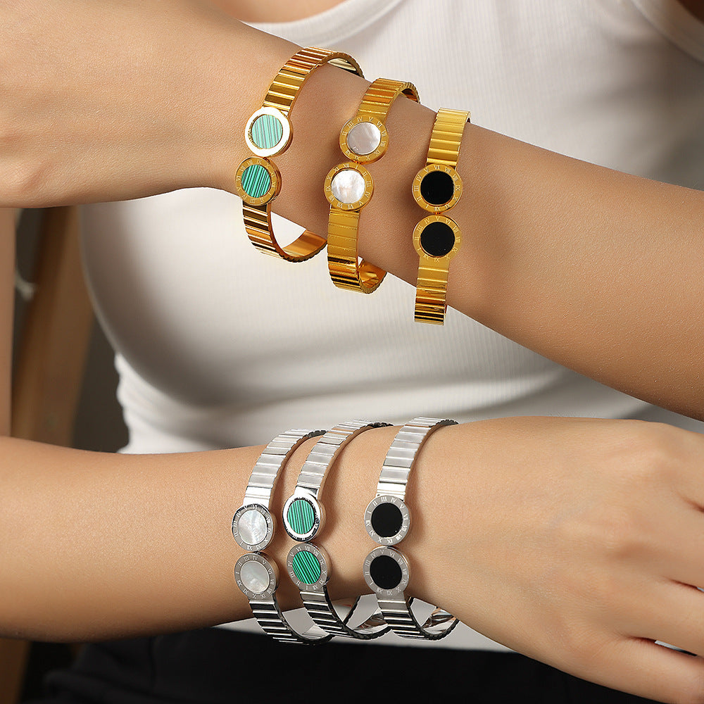 ADJUSTABLE BRACELET WITH NICHE OPENING