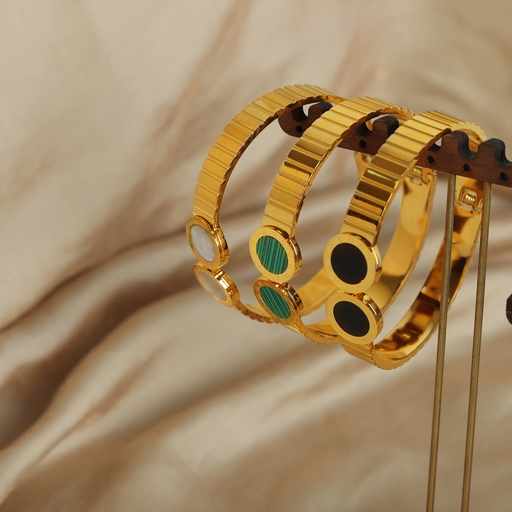 ADJUSTABLE BRACELET WITH NICHE OPENING