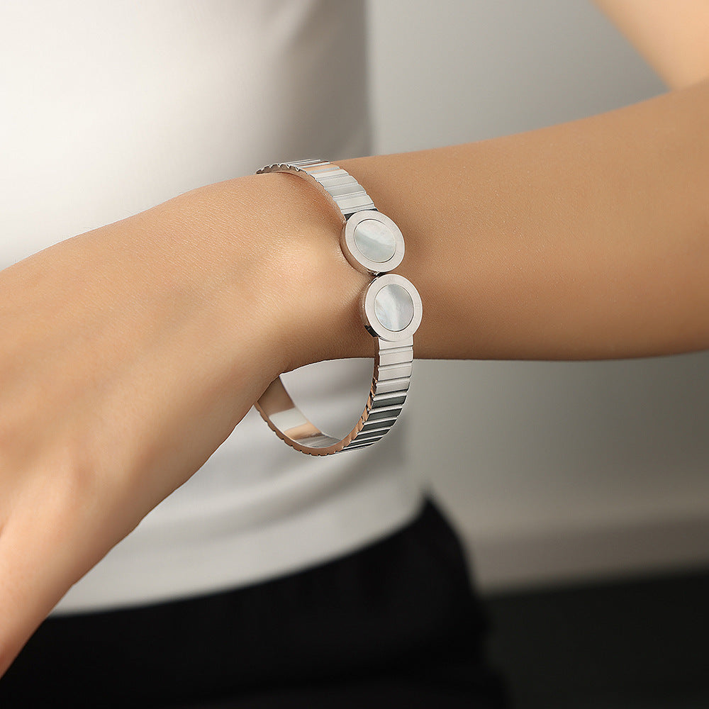 ADJUSTABLE BRACELET WITH NICHE OPENING