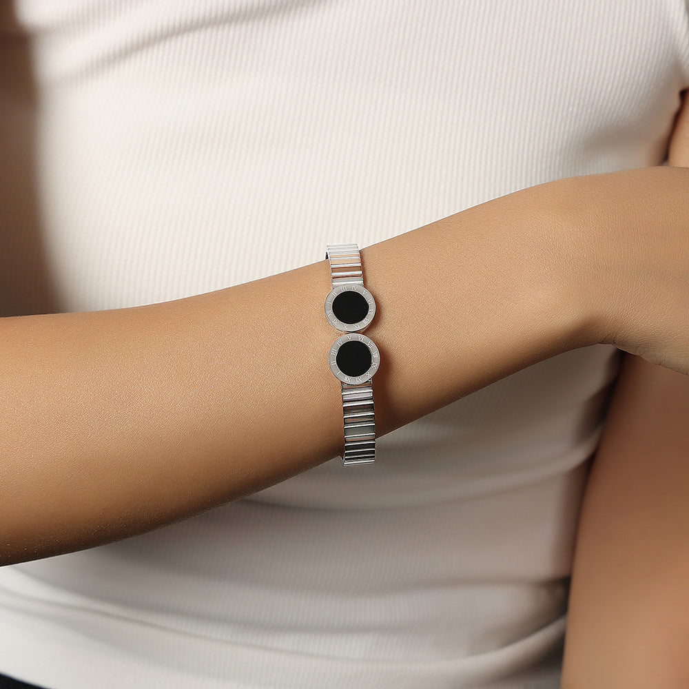 ADJUSTABLE BRACELET WITH NICHE OPENING