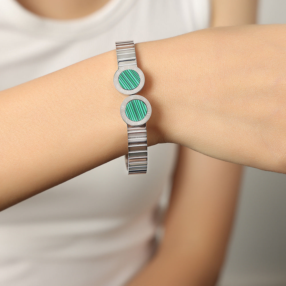 ADJUSTABLE BRACELET WITH NICHE OPENING