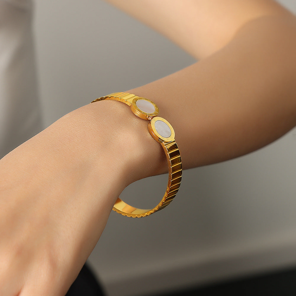 ADJUSTABLE BRACELET WITH NICHE OPENING