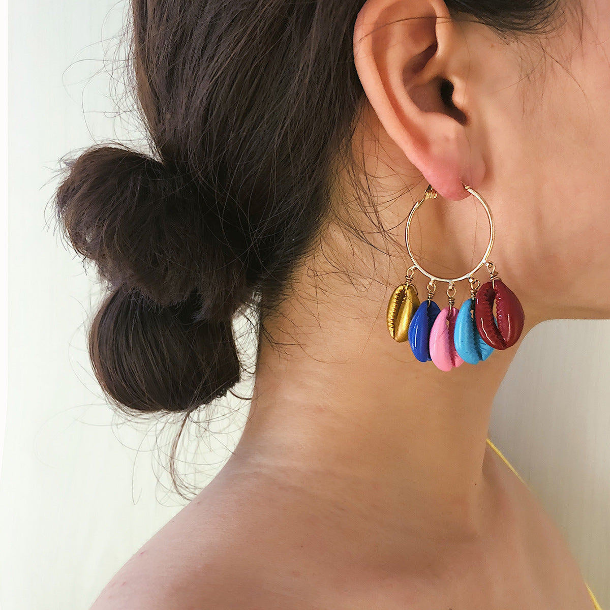COLORED SHELL EARRINGS
