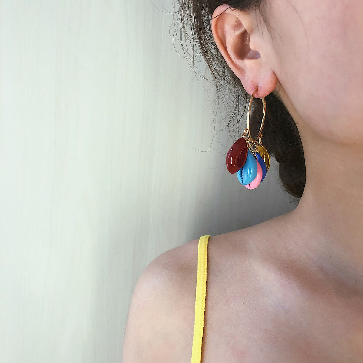 COLORED SHELL EARRINGS