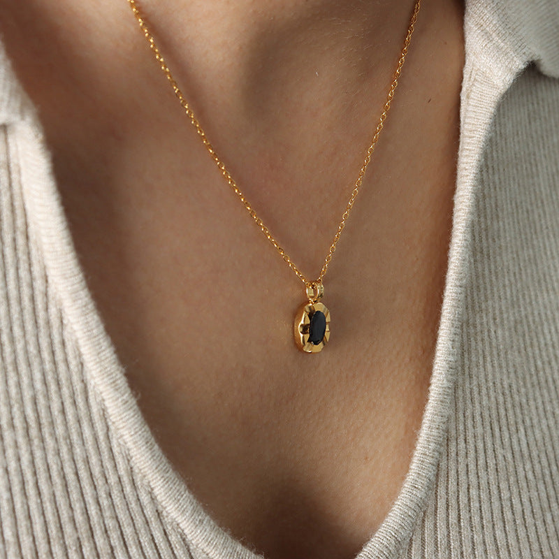 BLACK PENDANT NECKLACE