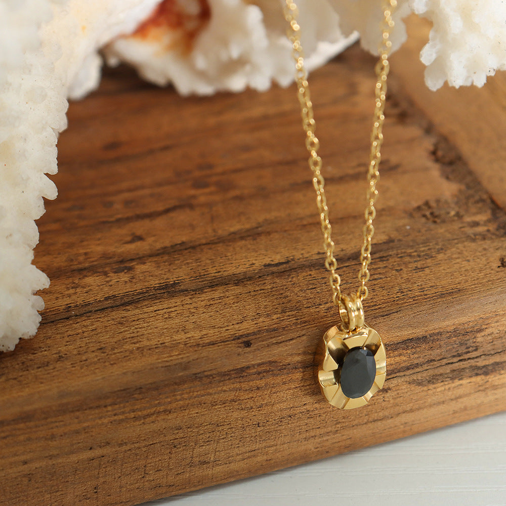 BLACK PENDANT NECKLACE