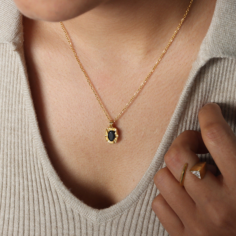 BLACK PENDANT NECKLACE