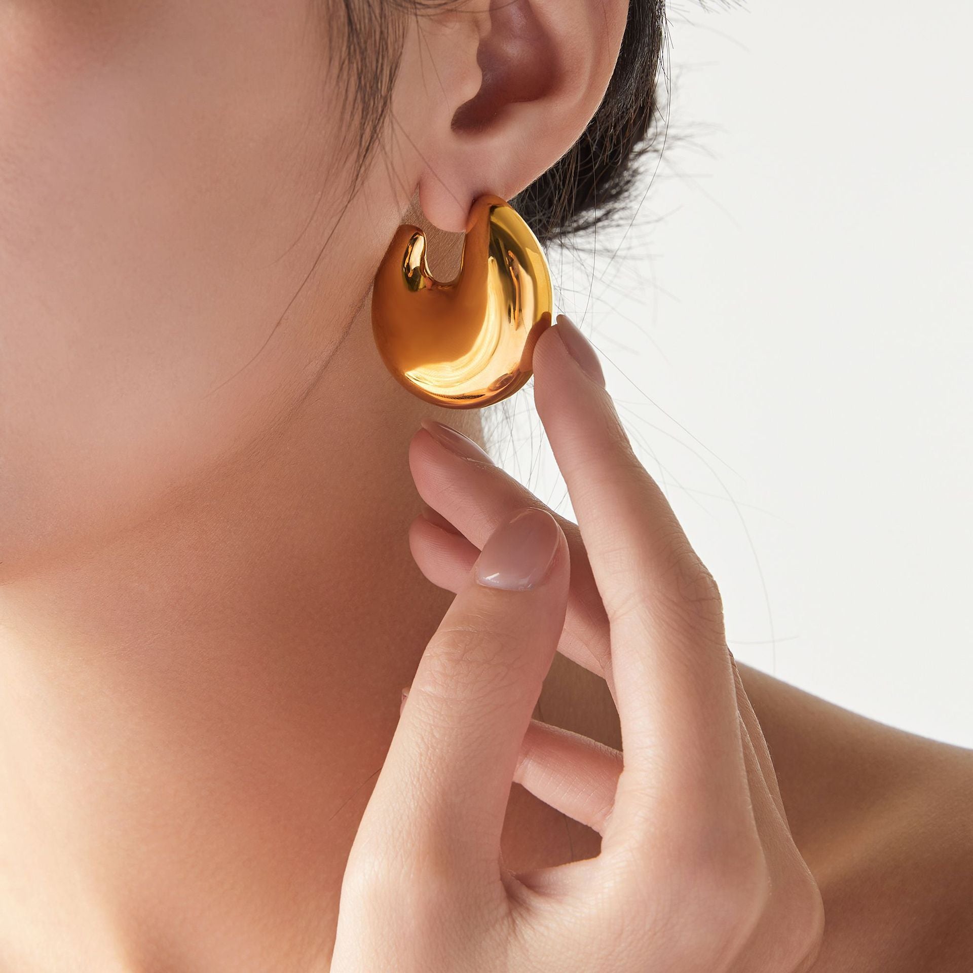 C-SHAPED EARRINGS