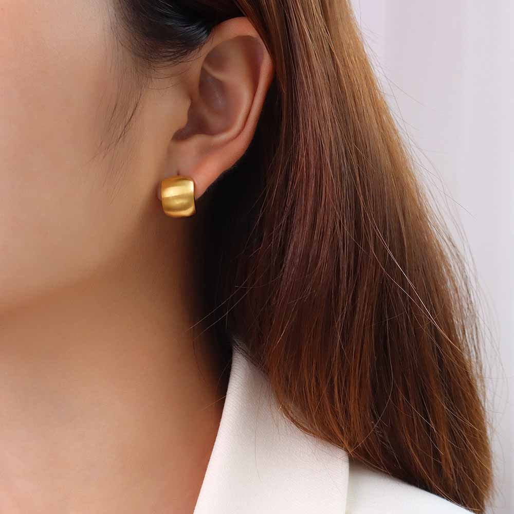 C-SHAPED EARRINGS