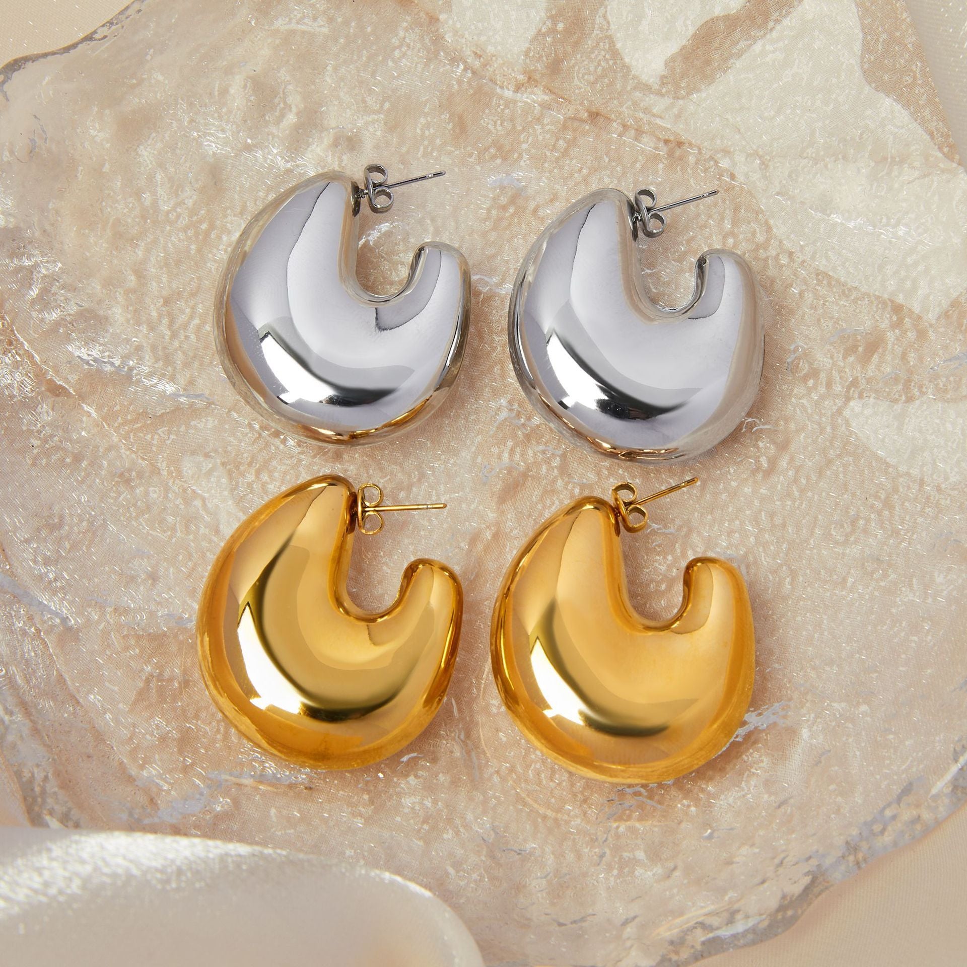 C-SHAPED EARRINGS
