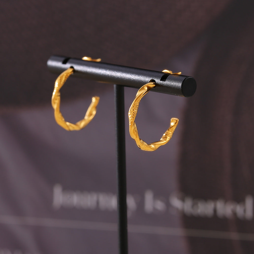 C-SHAPED TWISTED EARRINGS