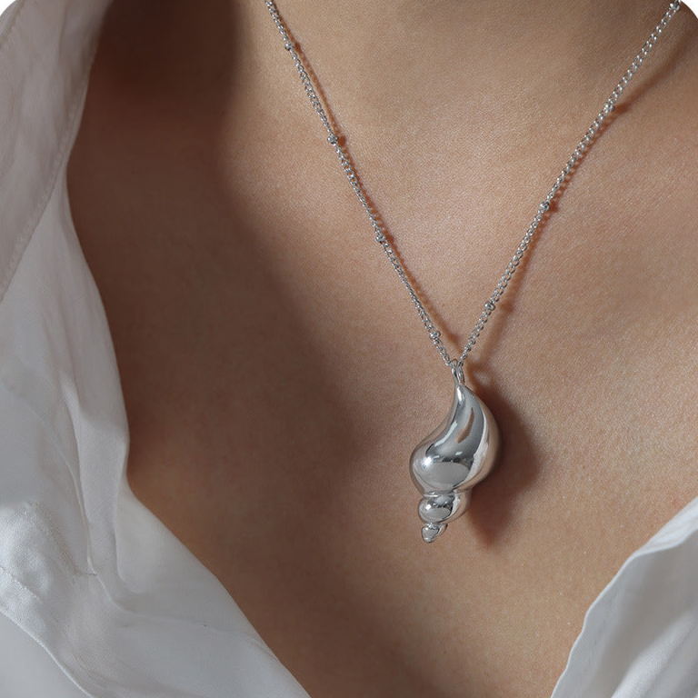 CONCH PENDANT NECKLACE