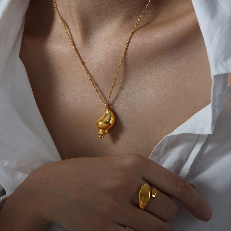 CONCH PENDANT NECKLACE