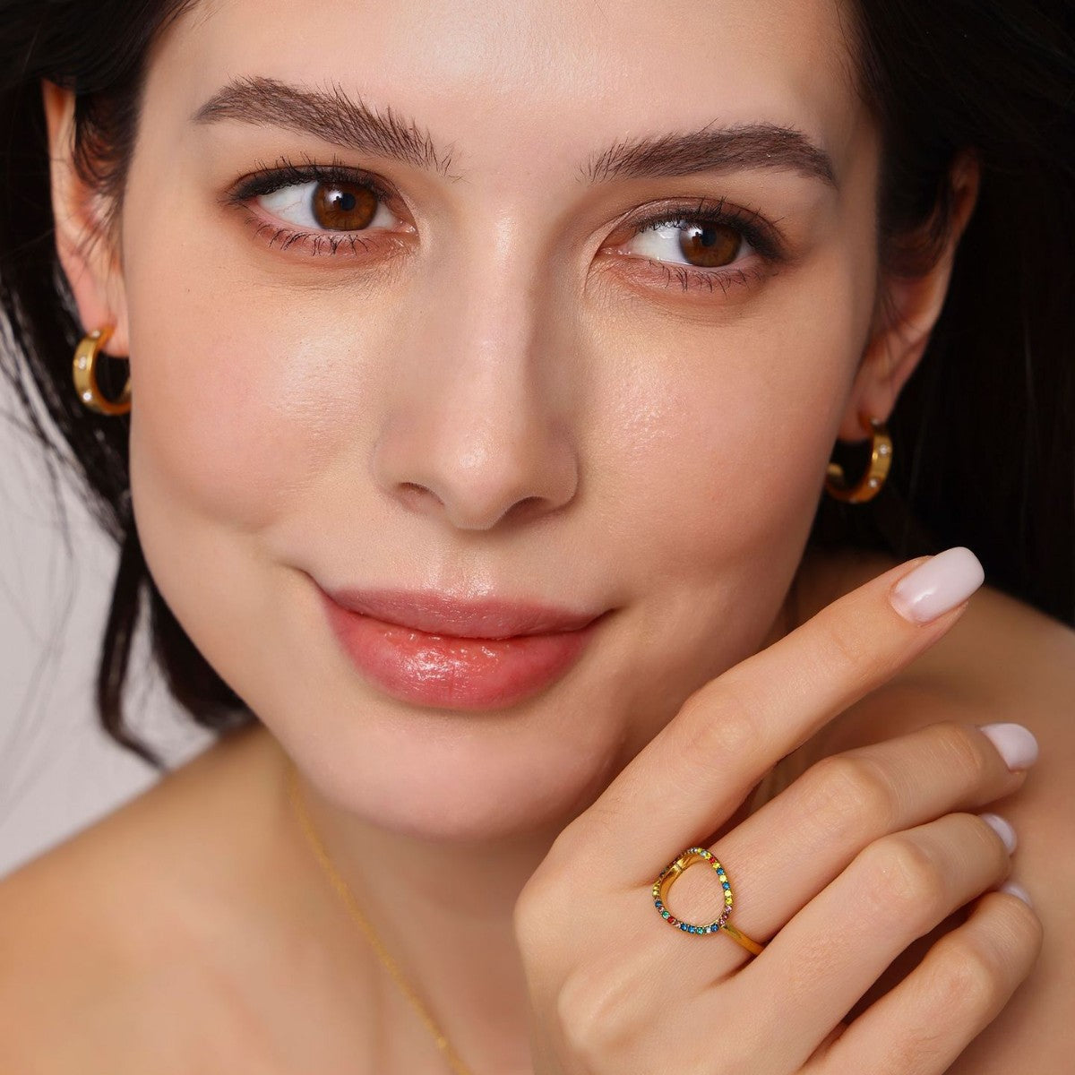 Colored stone hollow ring