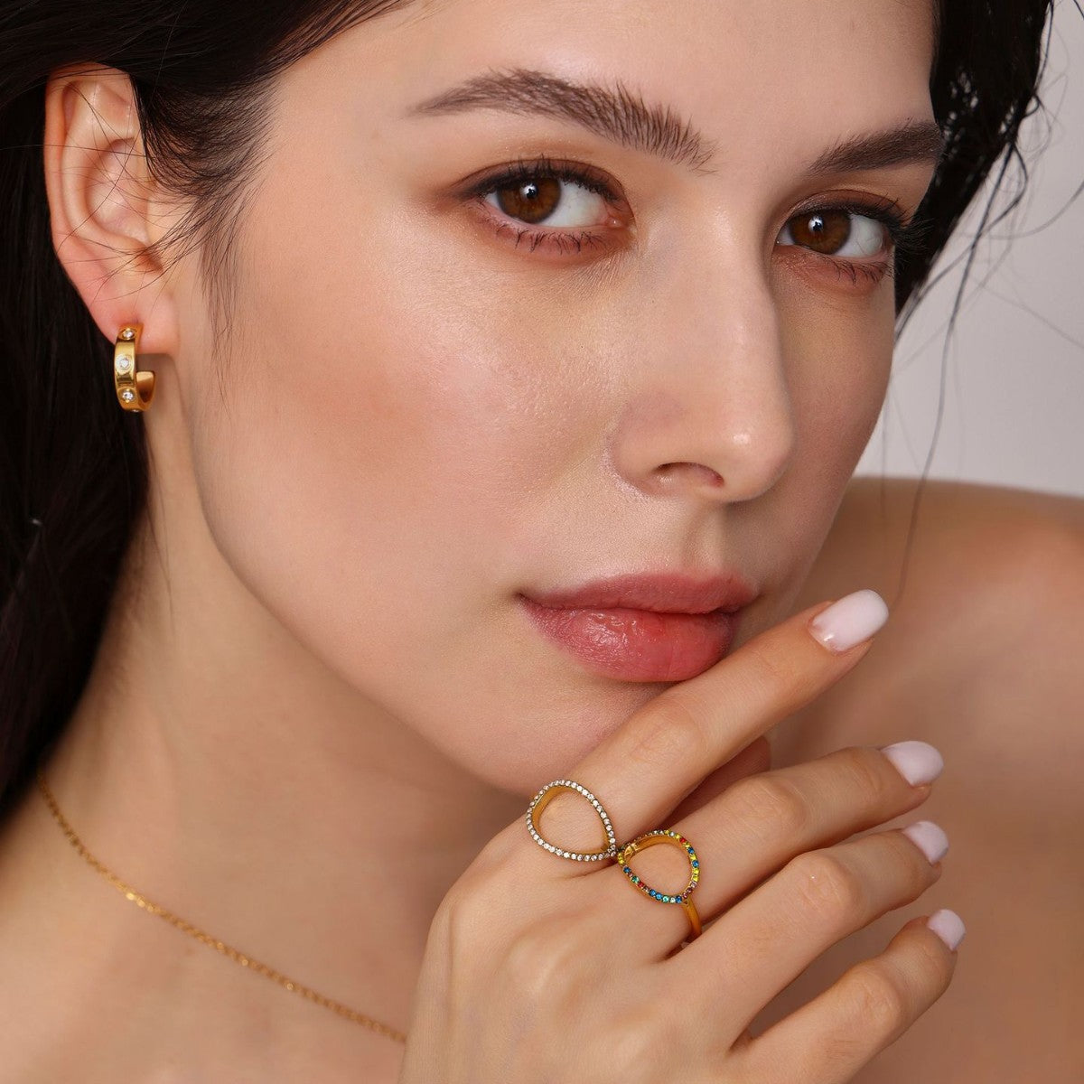 Colored stone hollow ring