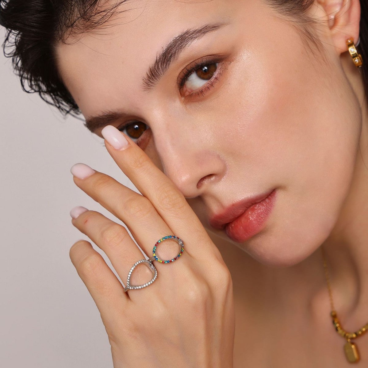 Colored stone hollow ring