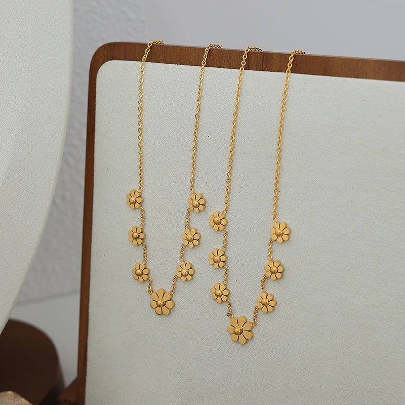 DAISY PENDANT NECKLACE