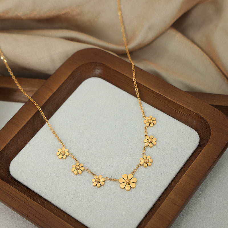 DAISY PENDANT NECKLACE