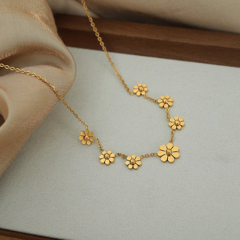 DAISY PENDANT NECKLACE