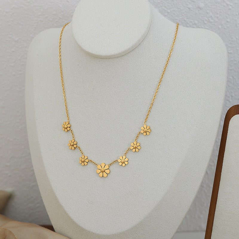 DAISY PENDANT NECKLACE