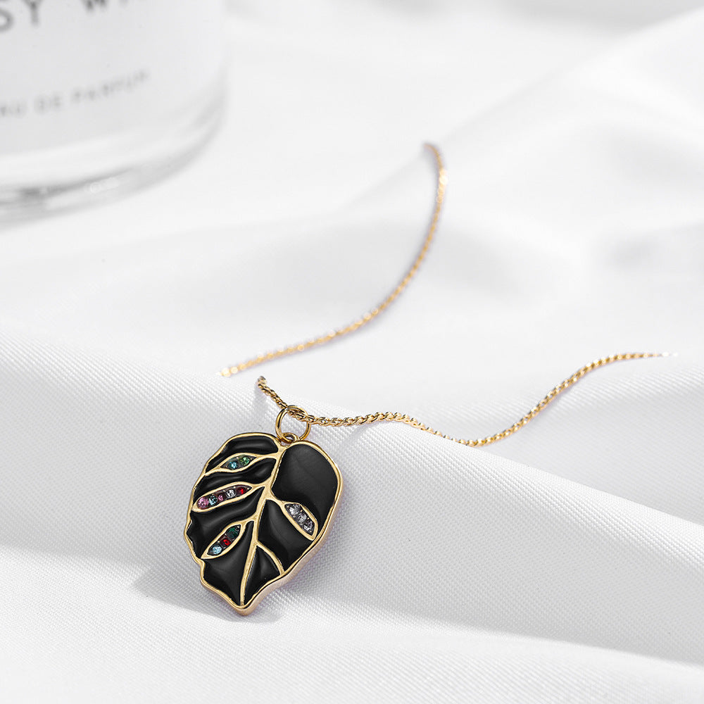 DARK LEAF NECKLACE