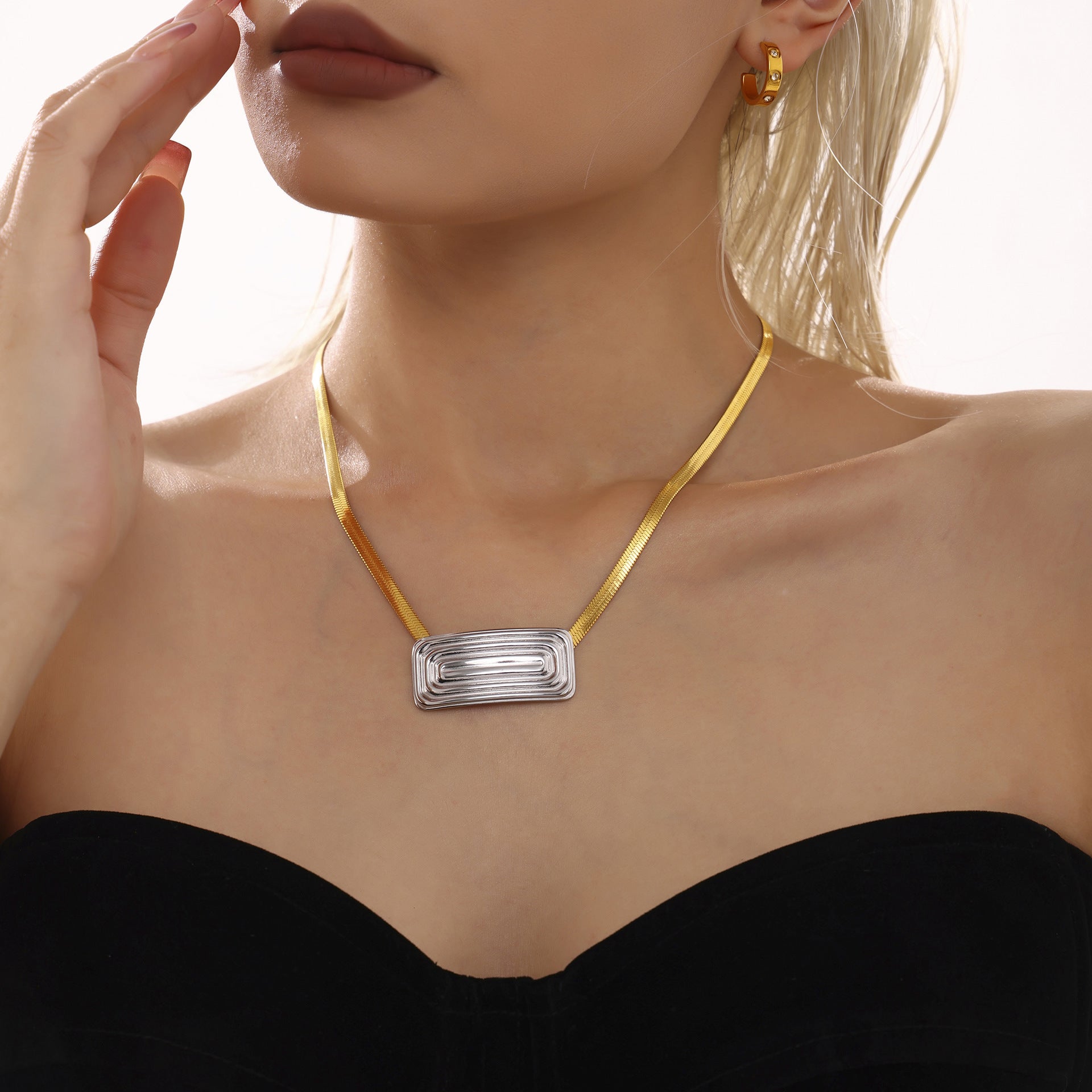Design round square necklace