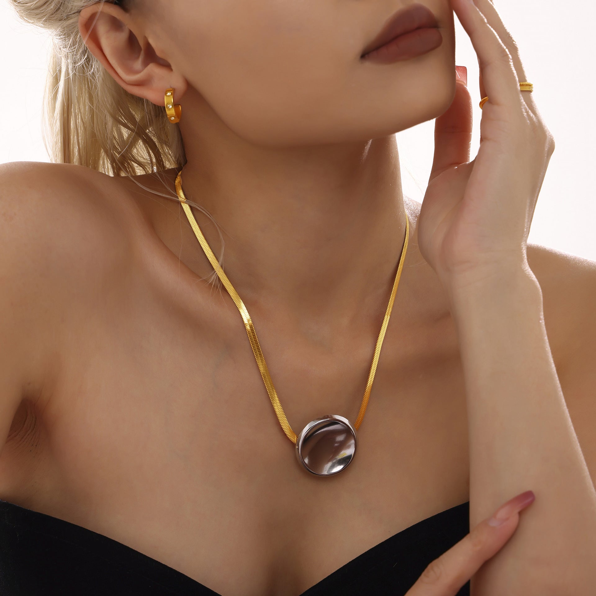 Design round square necklace