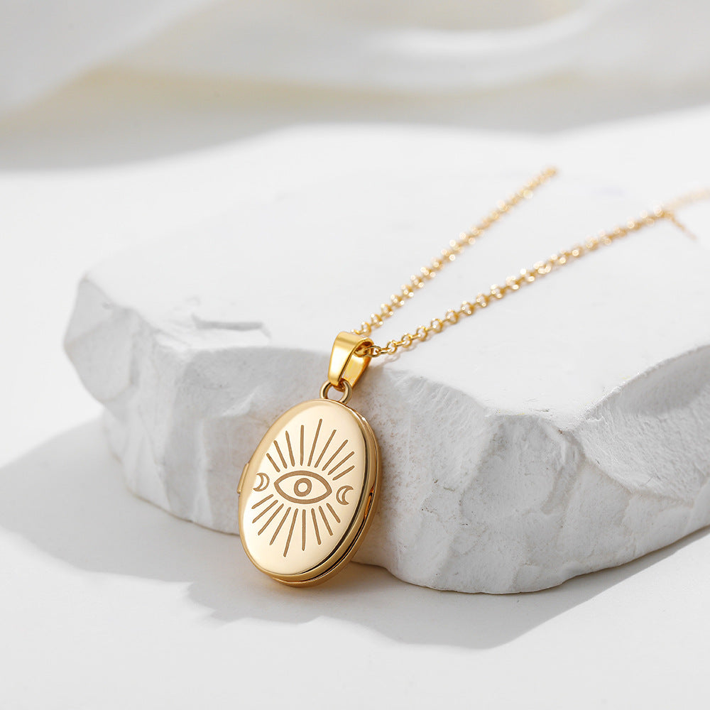 PHOTO PENDANT WITH ROPE CHAIN FOR STORAGE