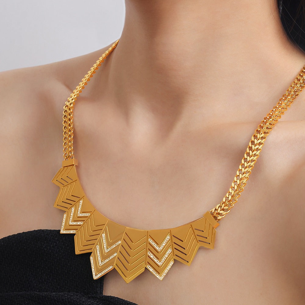 EXAGGERATED ARROW NECKLACE