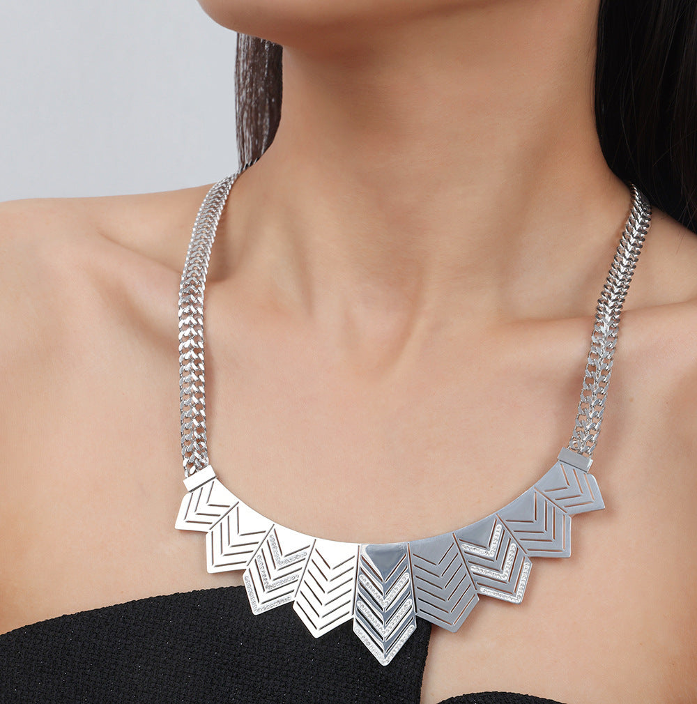 EXAGGERATED ARROW NECKLACE