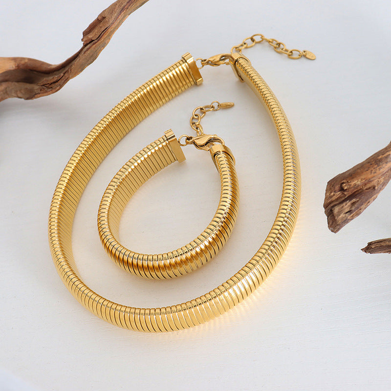 EXAGGERATED THREADED NECKLACE