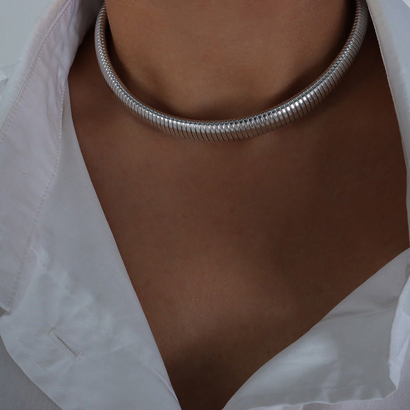 EXAGGERATED THREADED NECKLACE