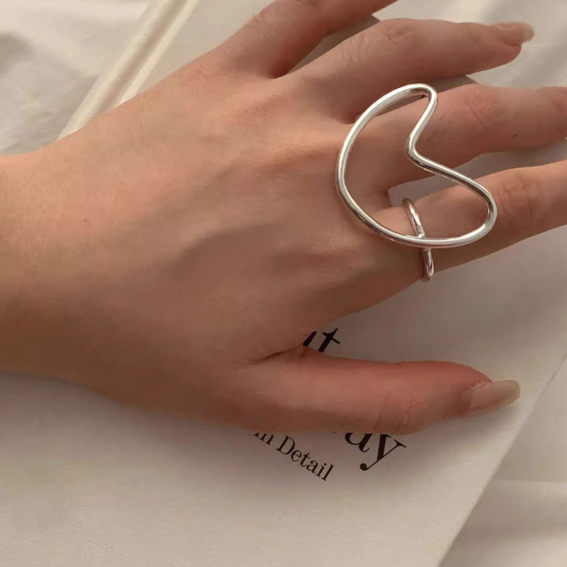 Exaggerated heart-shaped line ring