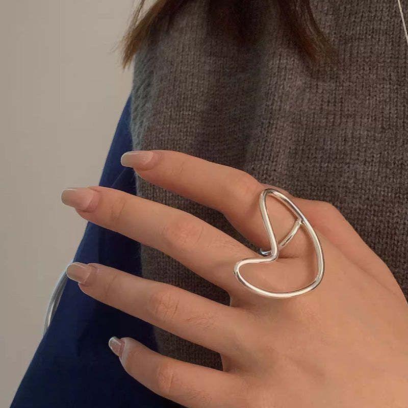 Exaggerated heart-shaped line ring