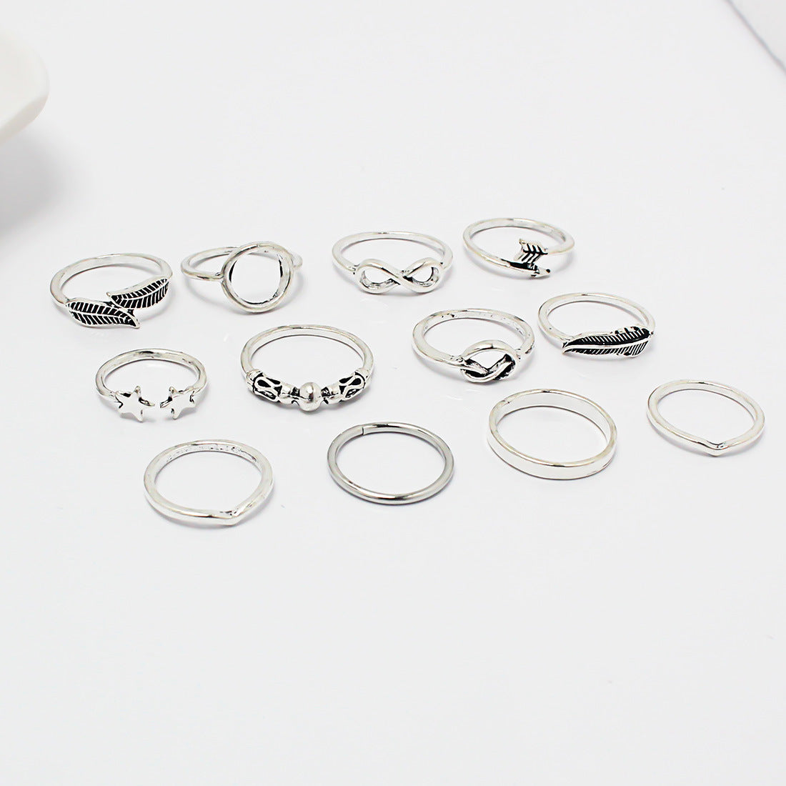 Fashionable retro diamond studded ring