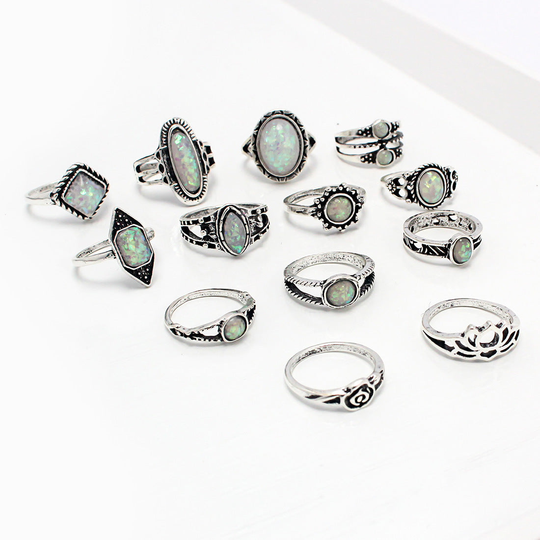 Fashionable retro diamond studded ring