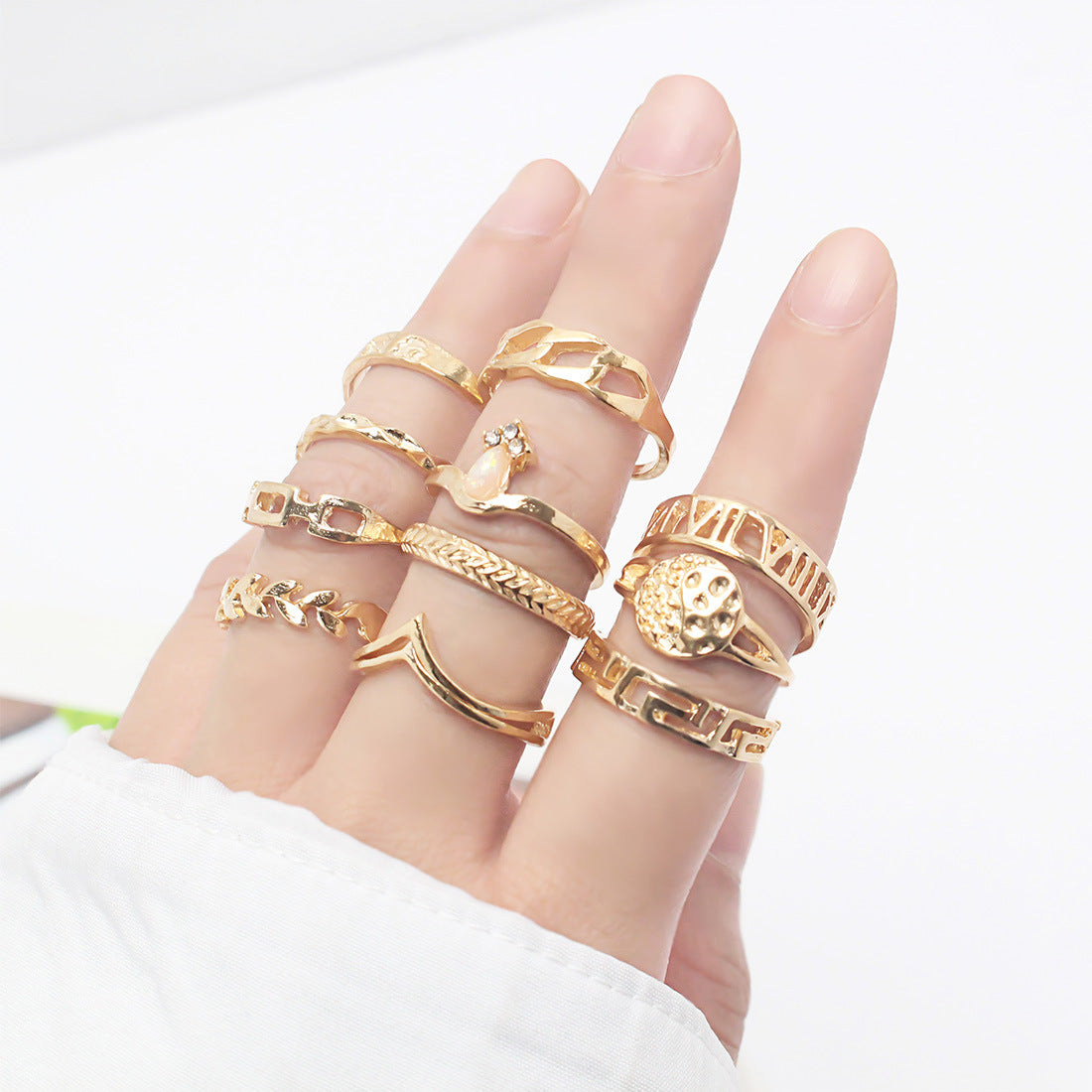 Fashionable retro diamond studded ring