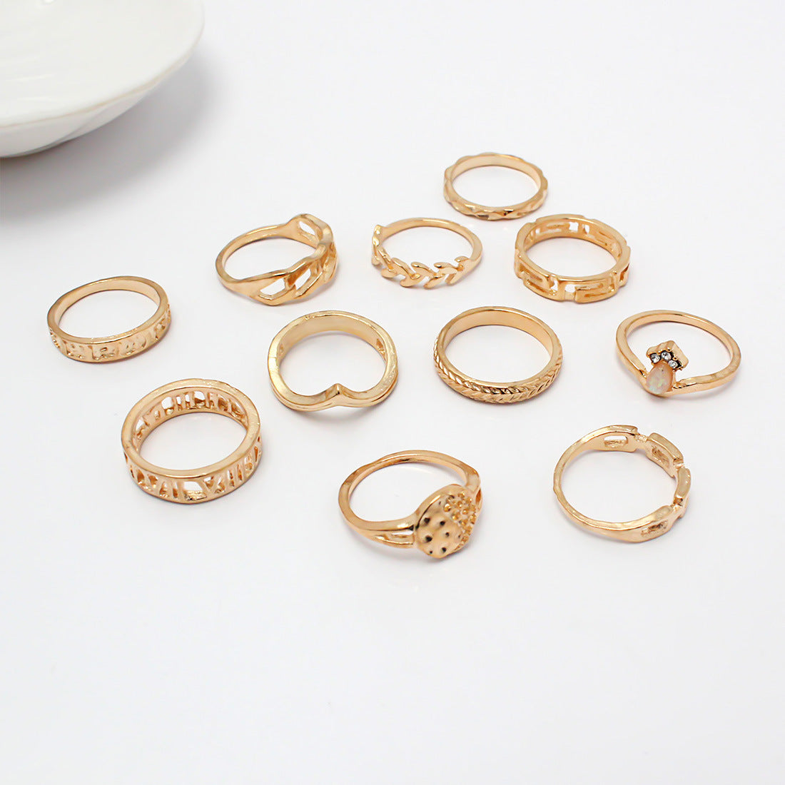 Fashionable retro diamond studded ring