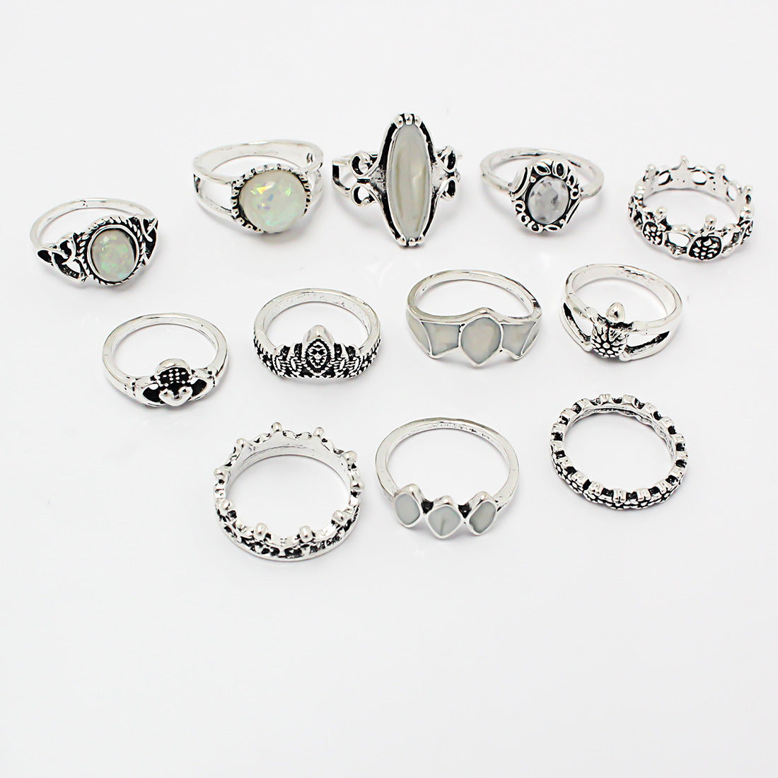 Fashionable retro diamond studded ring