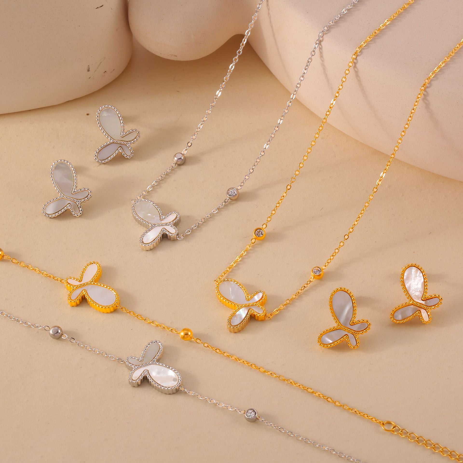 GENTLE BUTTERFLY NECKLACE