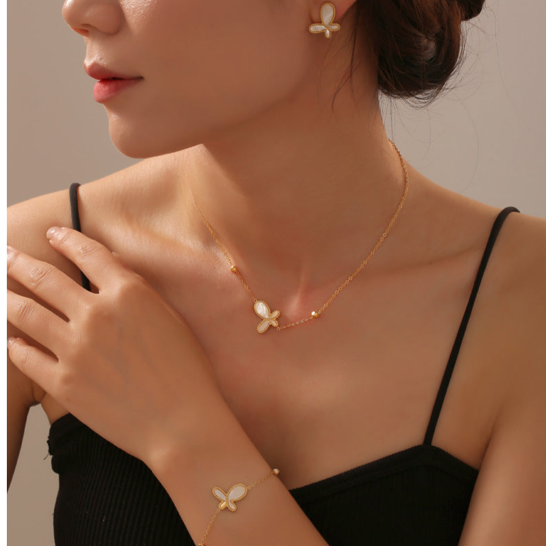 GENTLE BUTTERFLY NECKLACE