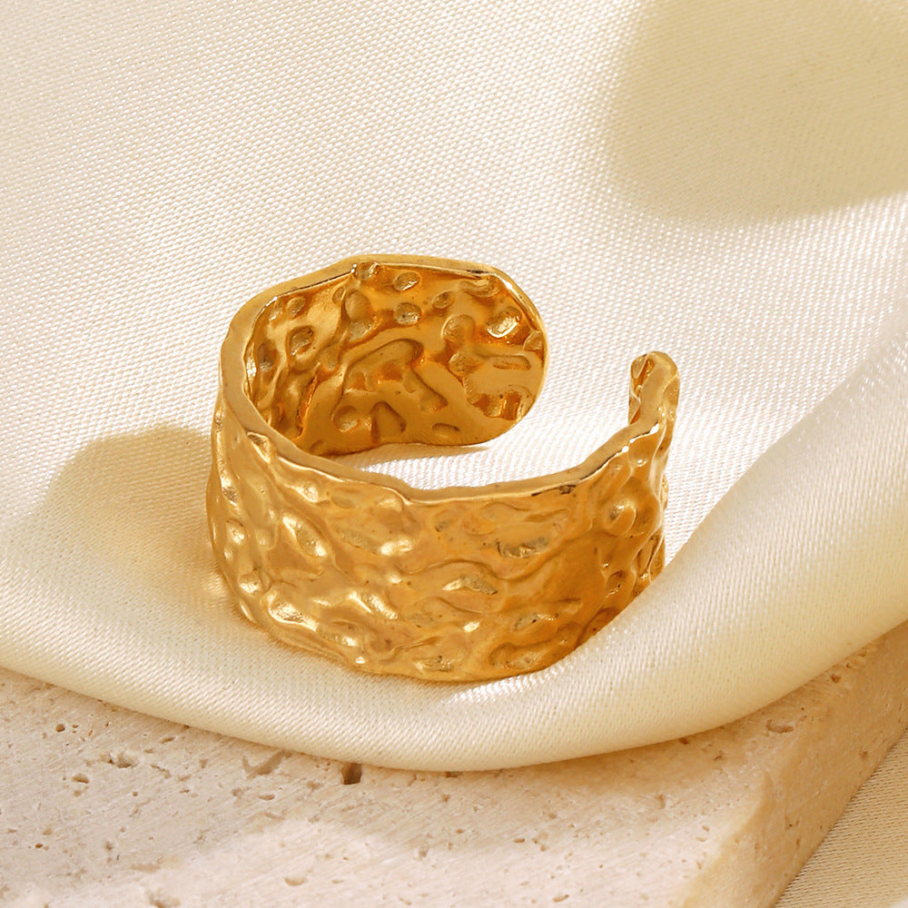 GEOMETRIC WIDE FACE HAMMER PATTERN OPEN RING