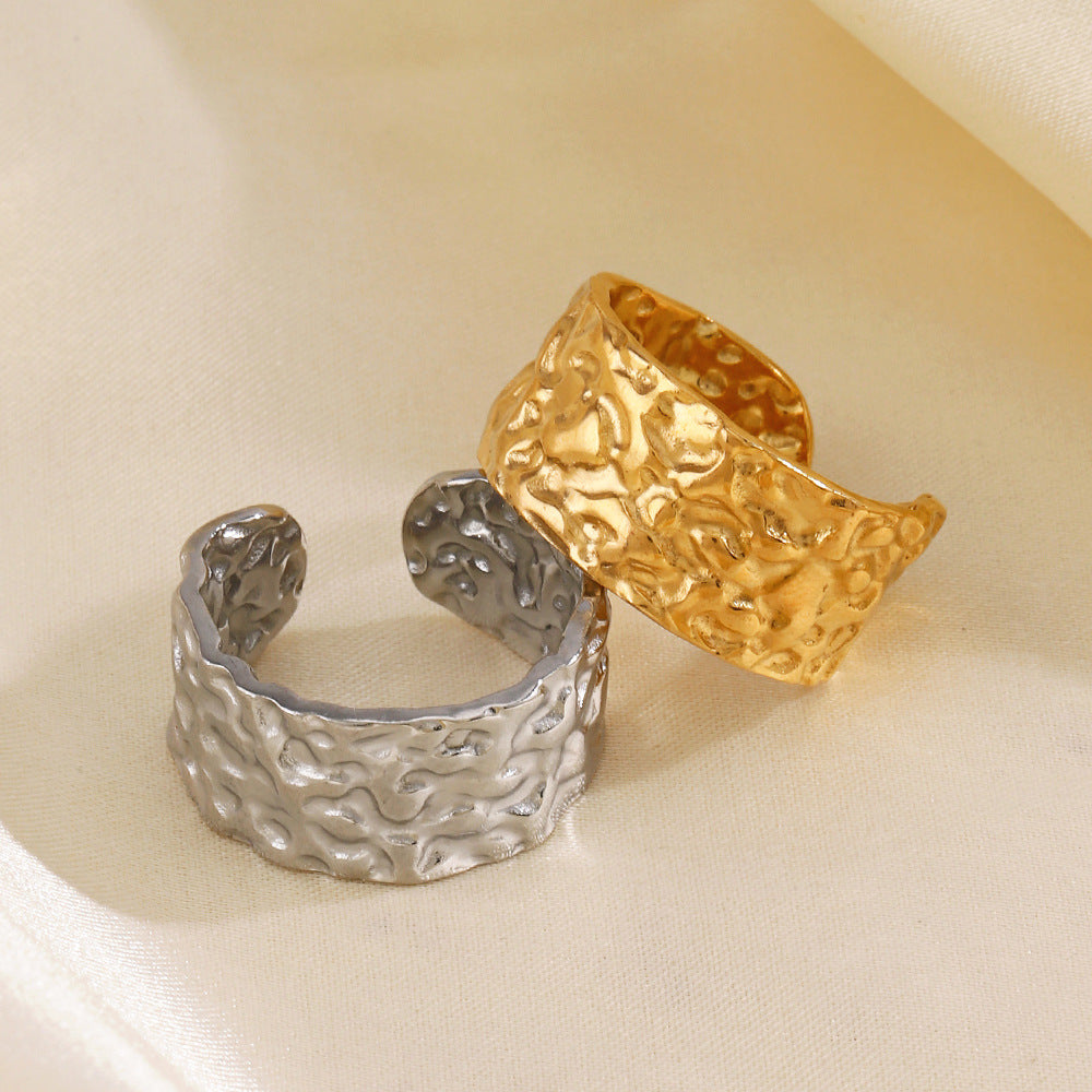 GEOMETRIC WIDE FACE HAMMER PATTERN OPEN RING