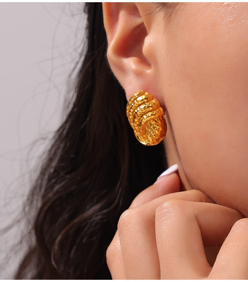 HAMMER PATTERNED CONCH EARRINGS