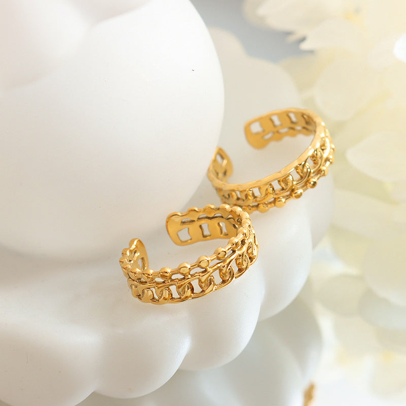 ADJUSTABLE RING WITH INTERLOCKING CHAIN