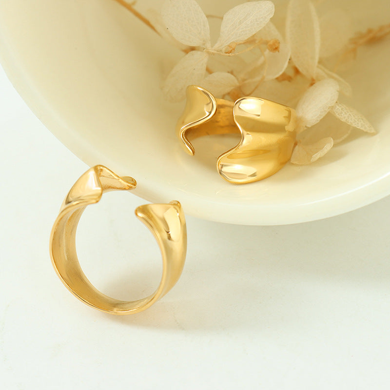 IRREGULABLE RING WITH IRREGULAR OPENING